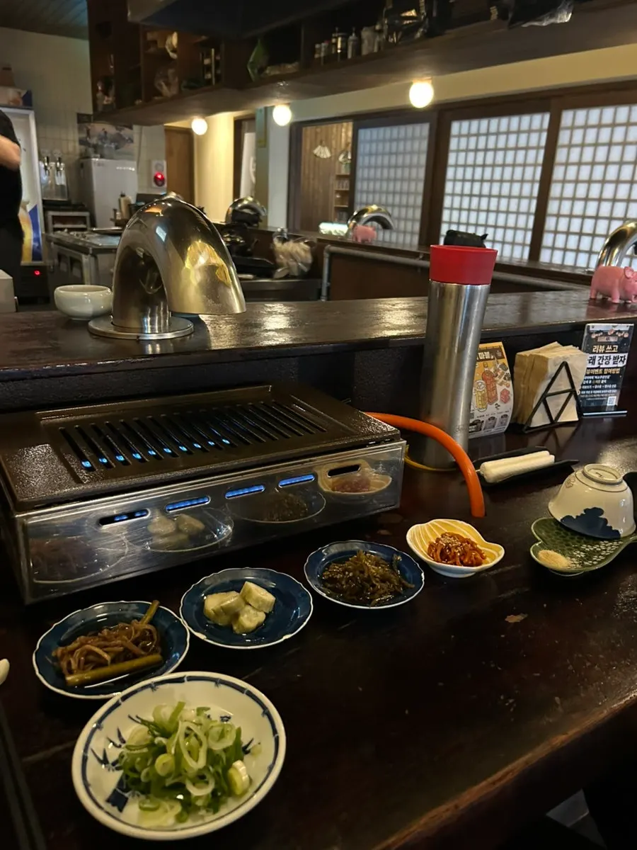 Bar-seat table setting with lit charcoal grill