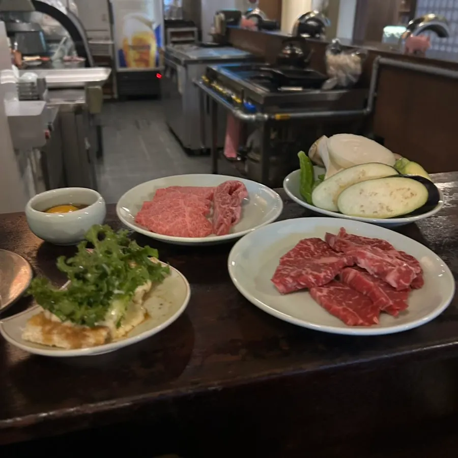 Beef tongue, prime sirloin, and other cuts from the Bisyoku Set