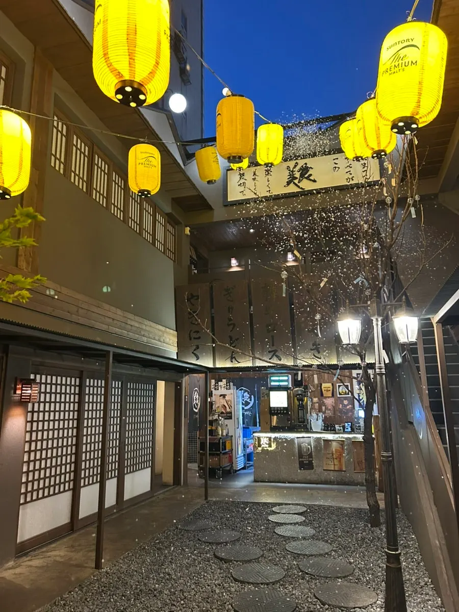 Snow falling inside Bisyoku Gwangan Branch