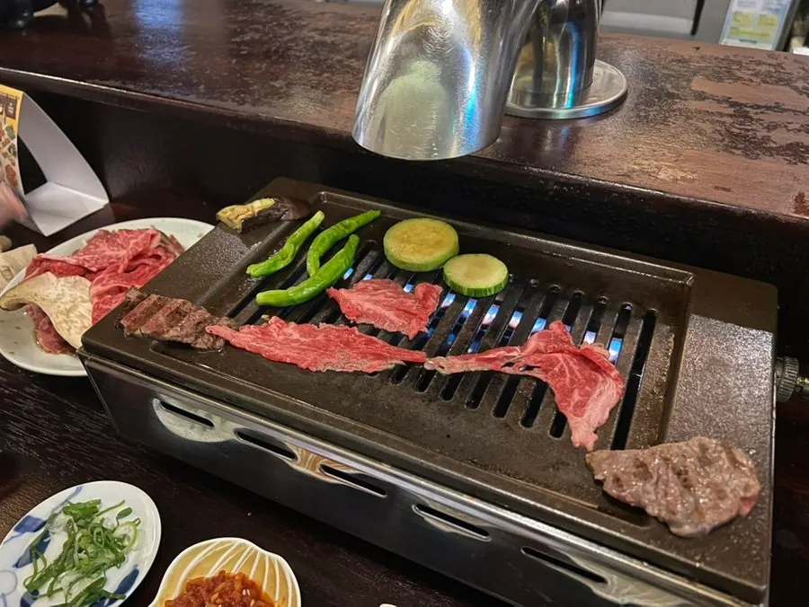 직원이 구워 앞접시에 올려준 상로스 한 점