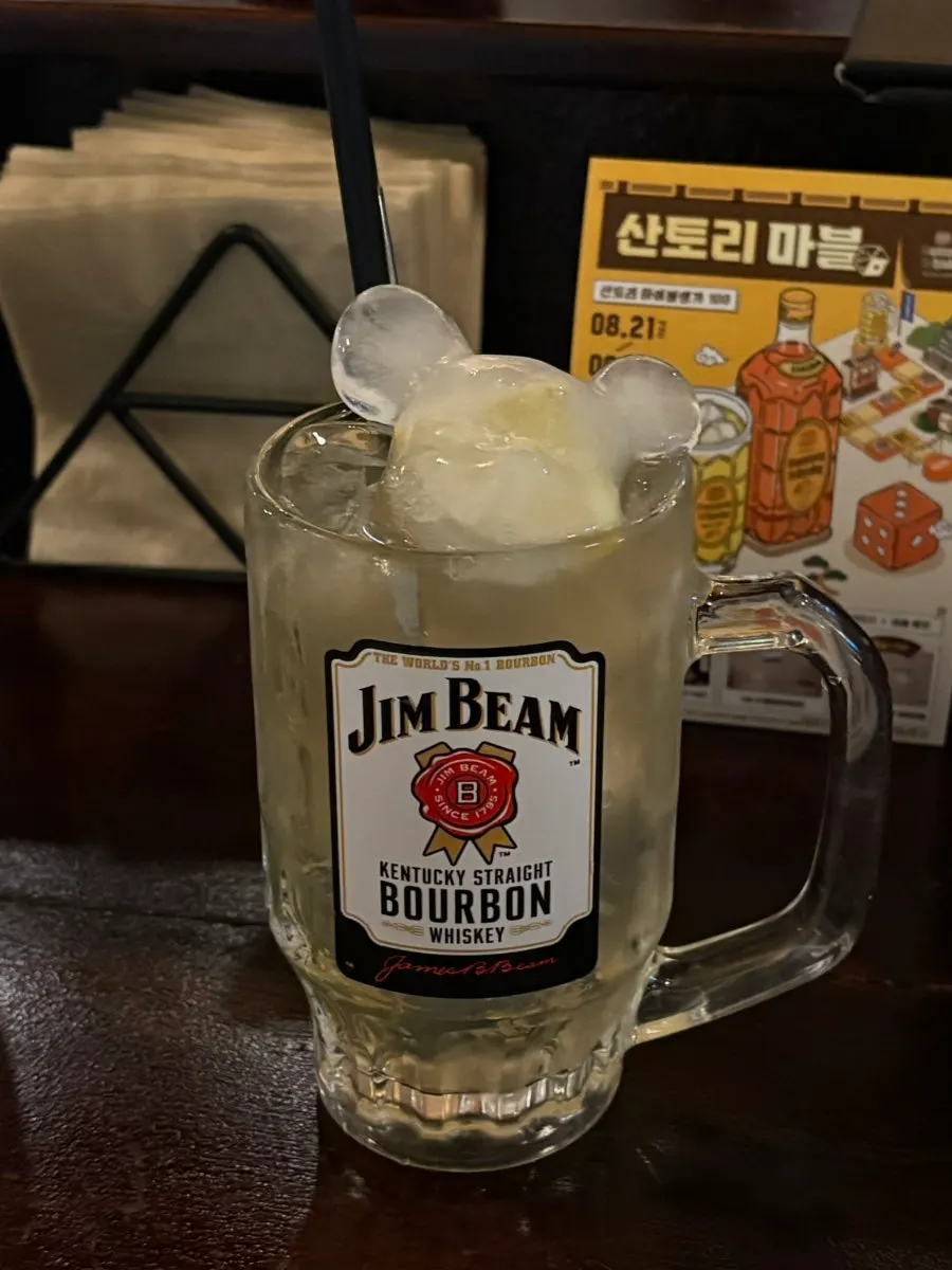 다찌석에 놓인 짐빔 하이볼과 생맥주