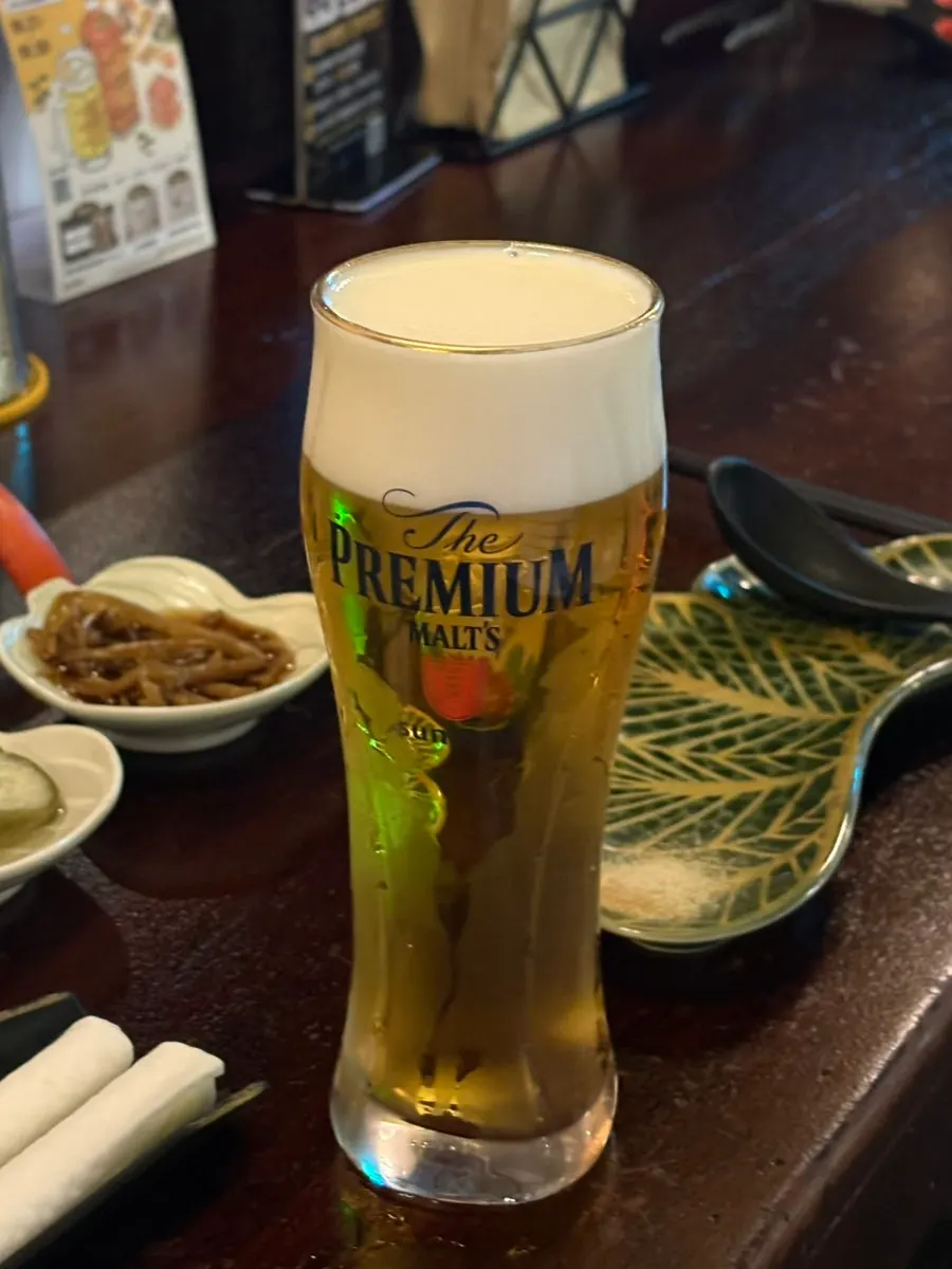 미키 모양 얼음이 올라간 짐빔 하이볼