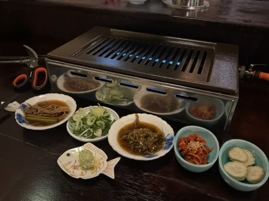 Side dishes served alongside the yakiniku