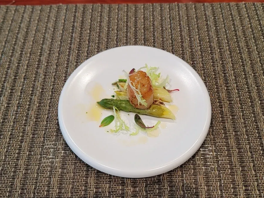 Plating of asparagus and seared scallop
