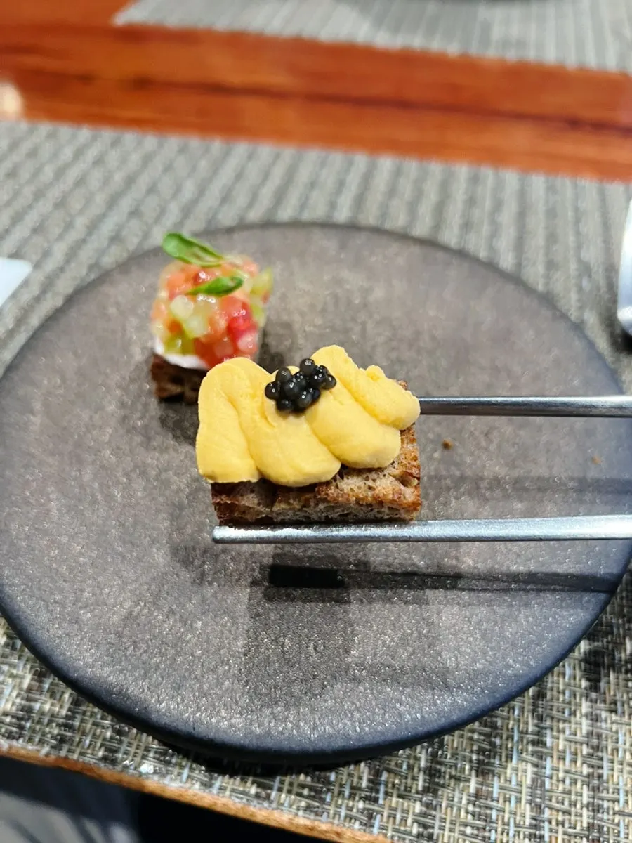 두 가지 아뮤즈부시 한 접시