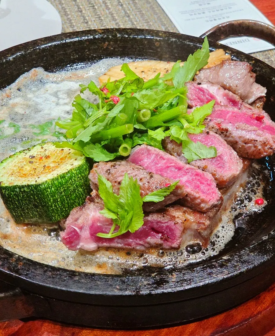 된장 마리네이드 은대구 구이와 완두콩