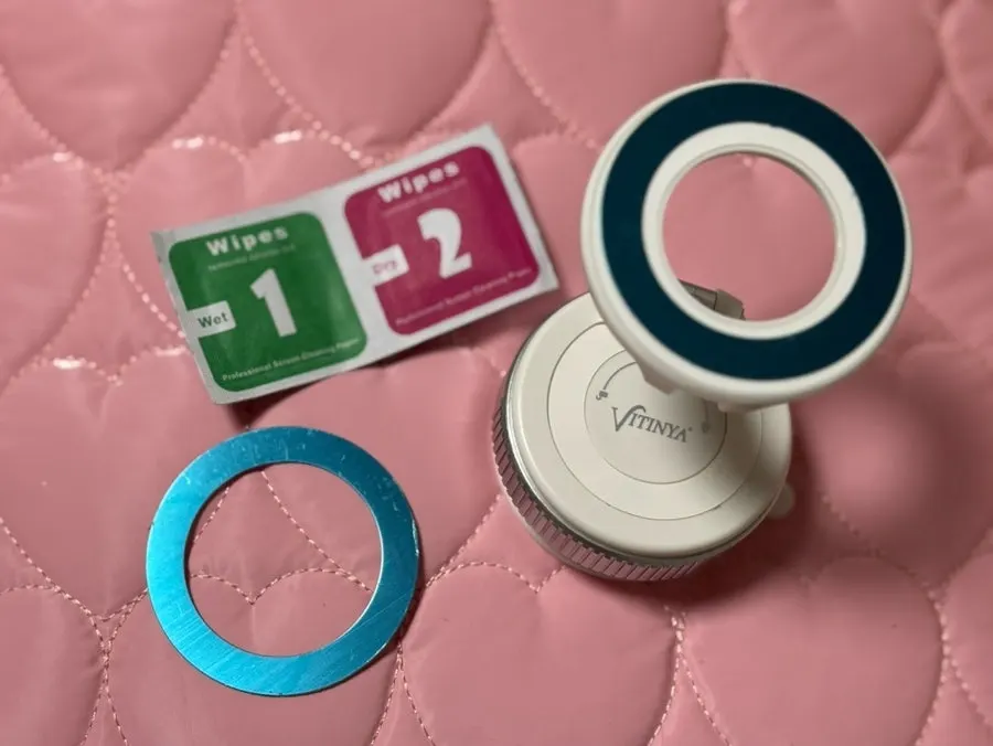 MagSafe mount used with one-handed attachment and removal