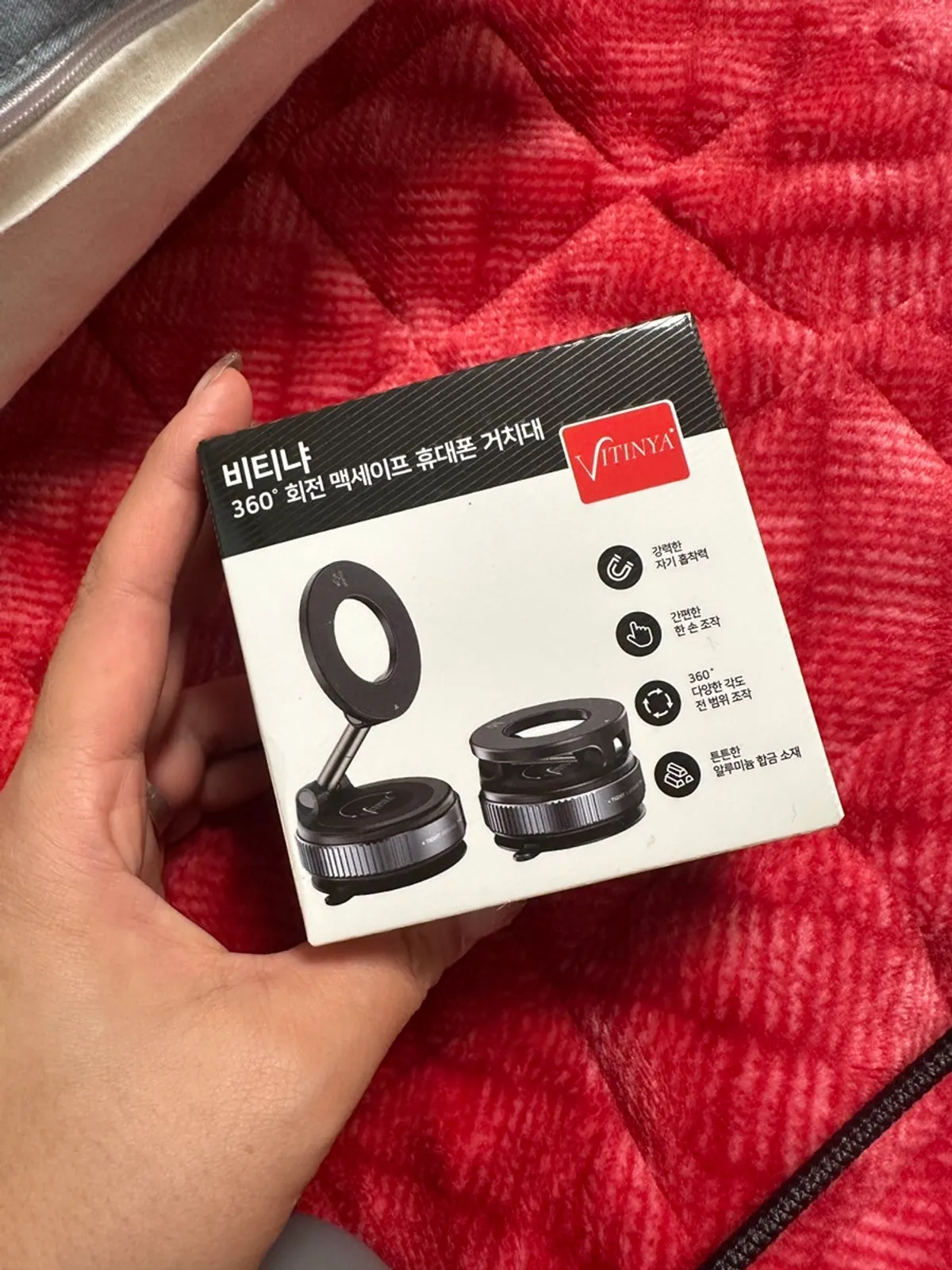 Vitinya MagSafe car mount in use
