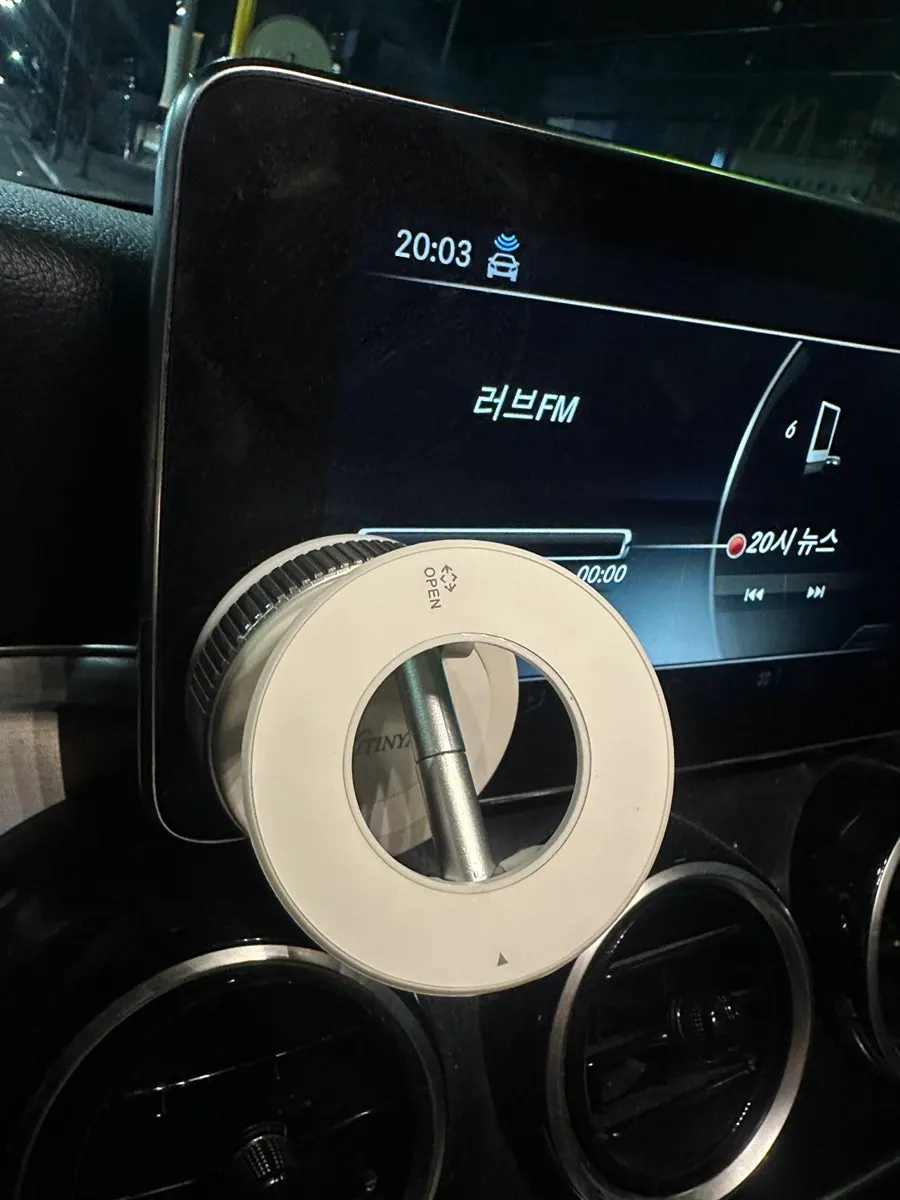 Cleanly designed car phone mount