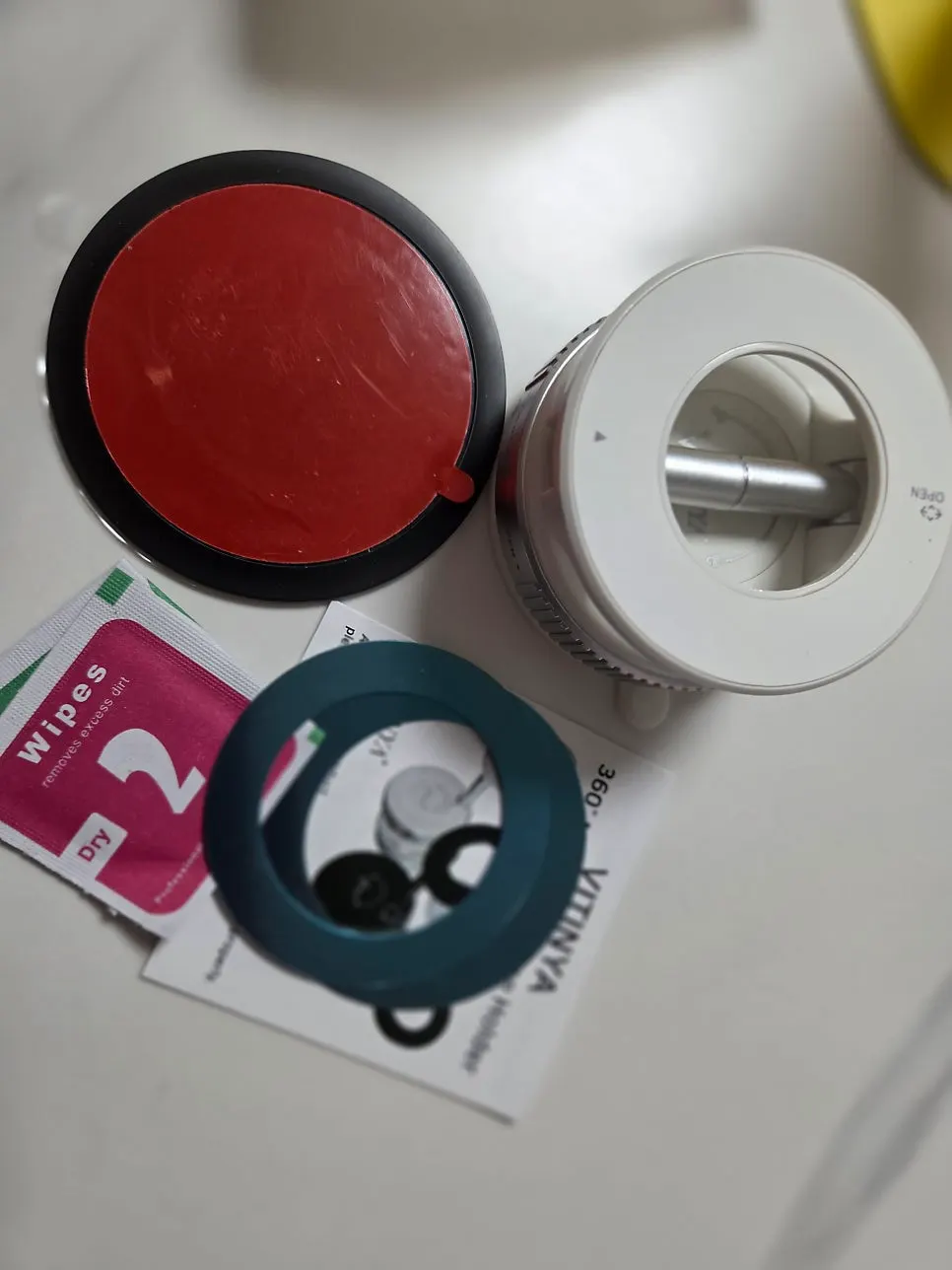 Foldable vacuum MagSafe mount