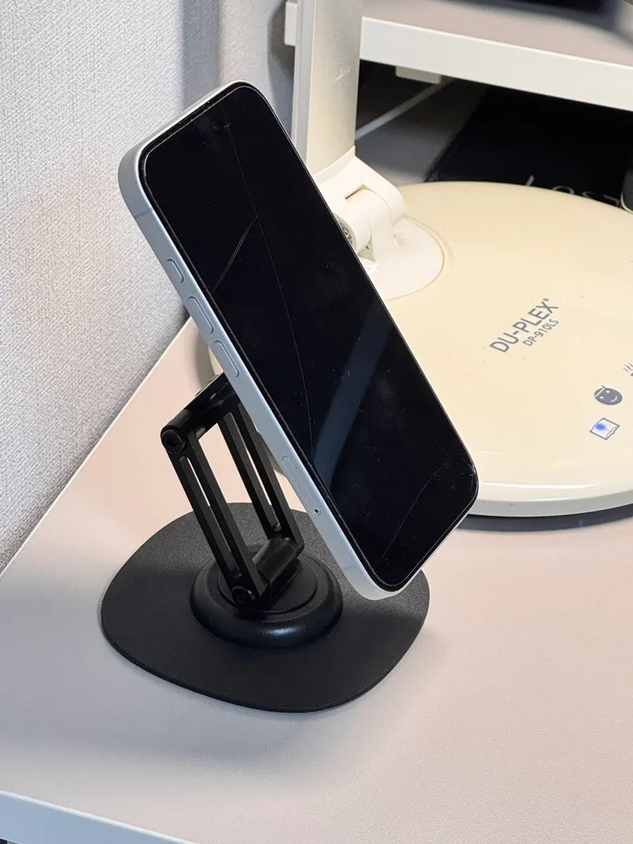 Foldable stand that is easy to carry in a bag