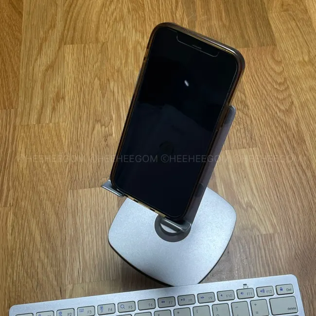 Stand with non-slip pads