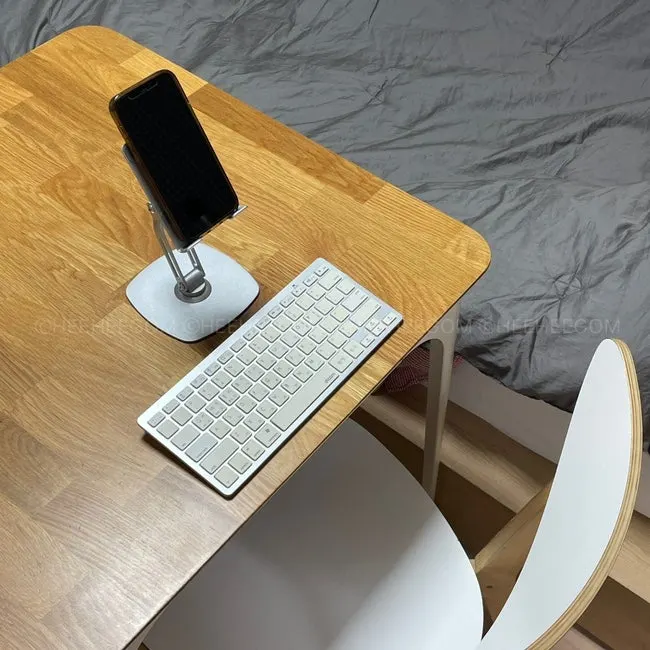 Phone-resting section of the stand