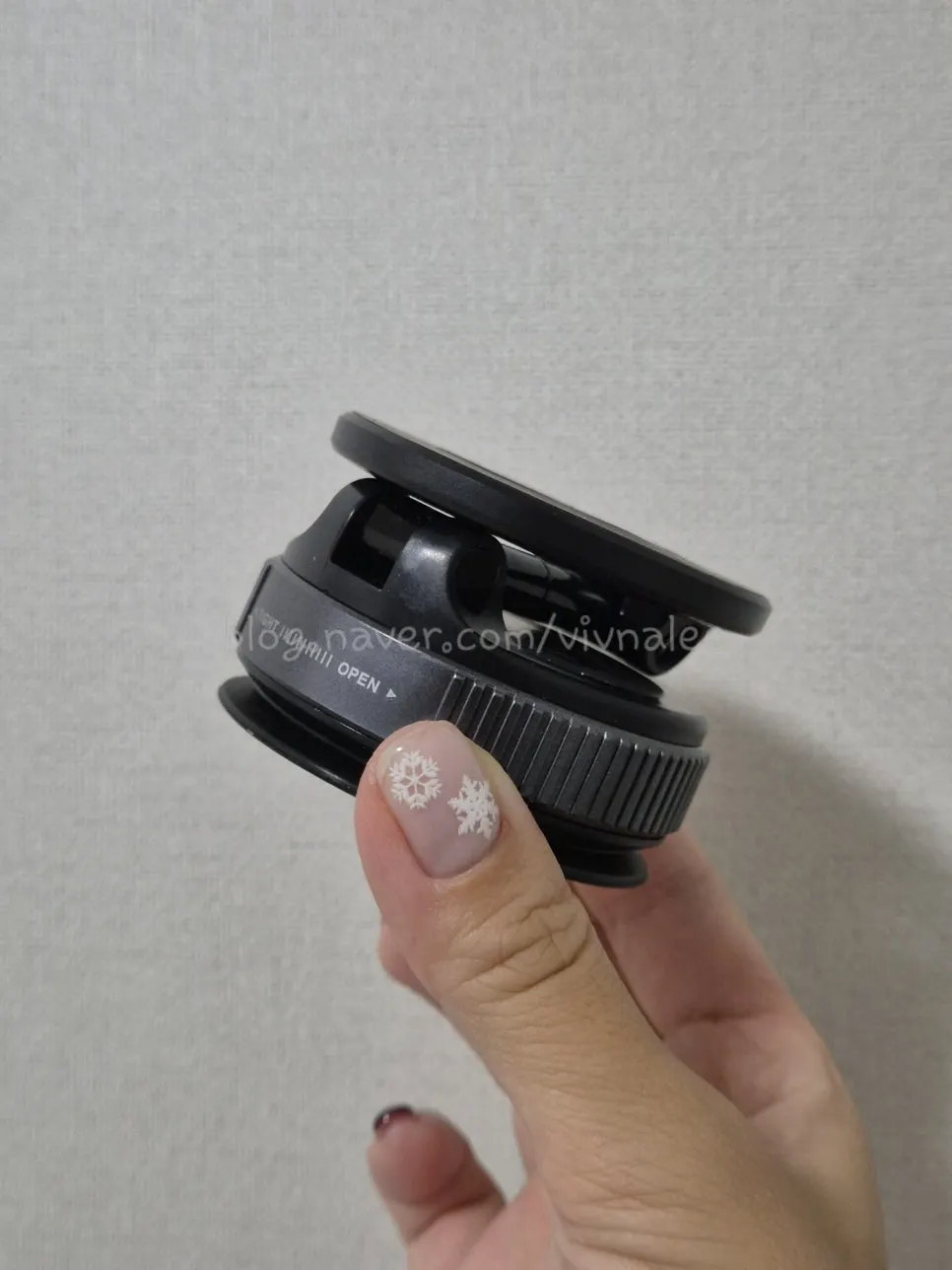 Compact portable MagSafe mount
