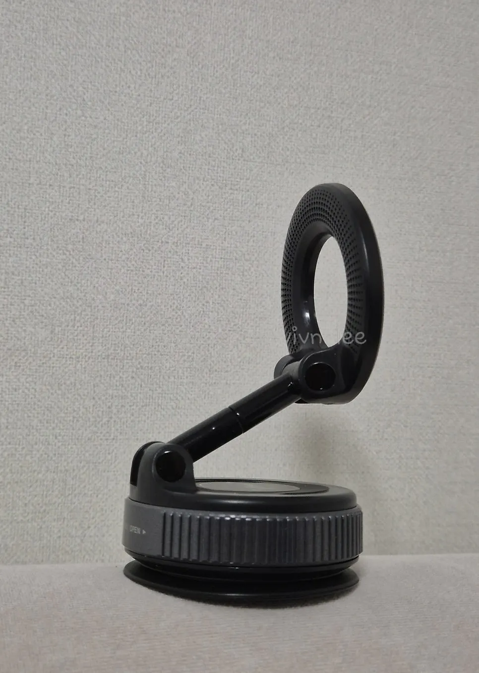 Phone mount that is easy to carry, attach, and remove