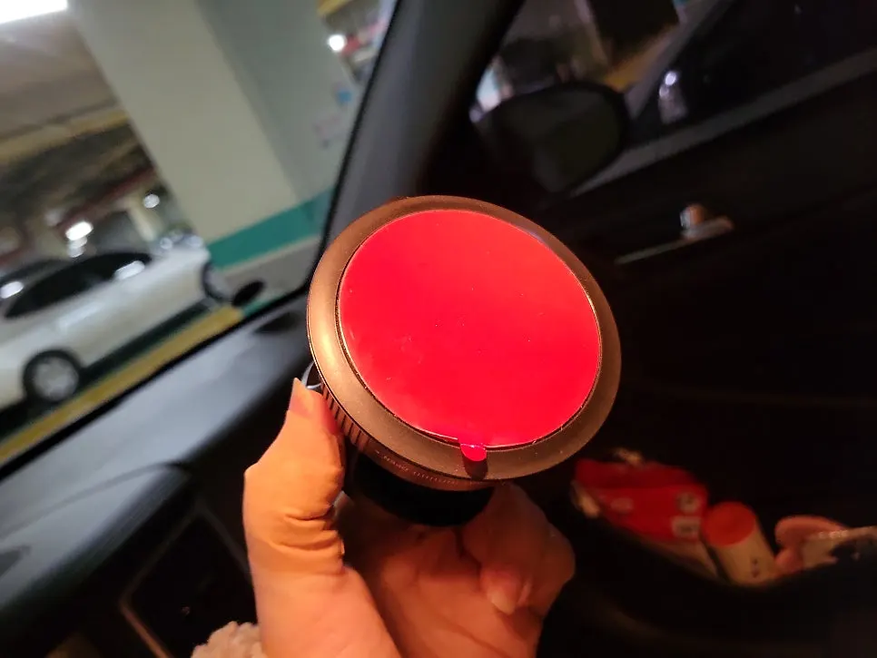 Mounting location on a curved dashboard