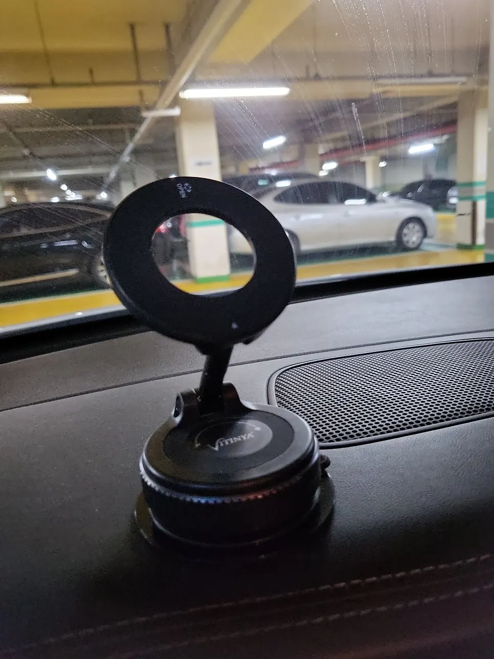 Mount neatly attached to the dashboard