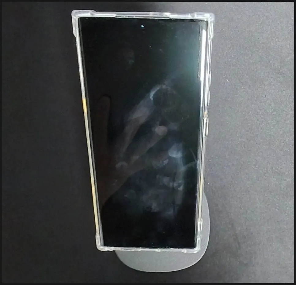 Phone attached to the Vitinya stand