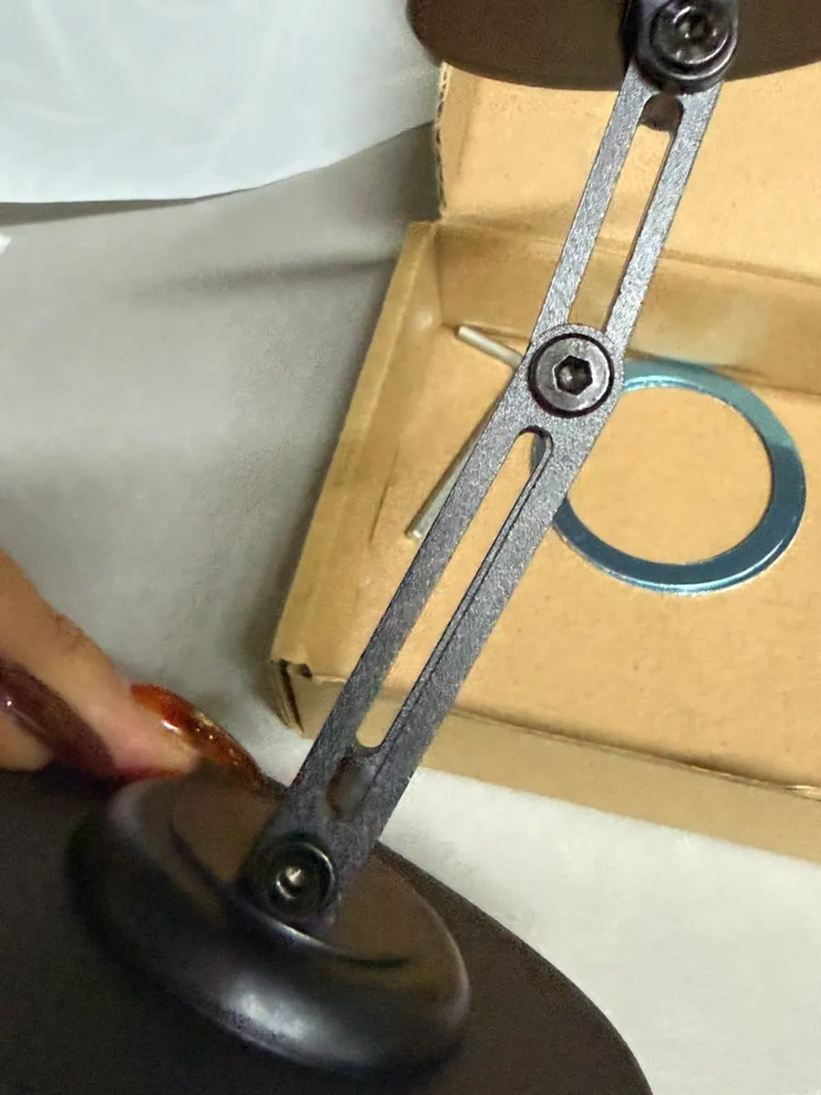 Tablet positioned on the stand with its center of gravity balanced