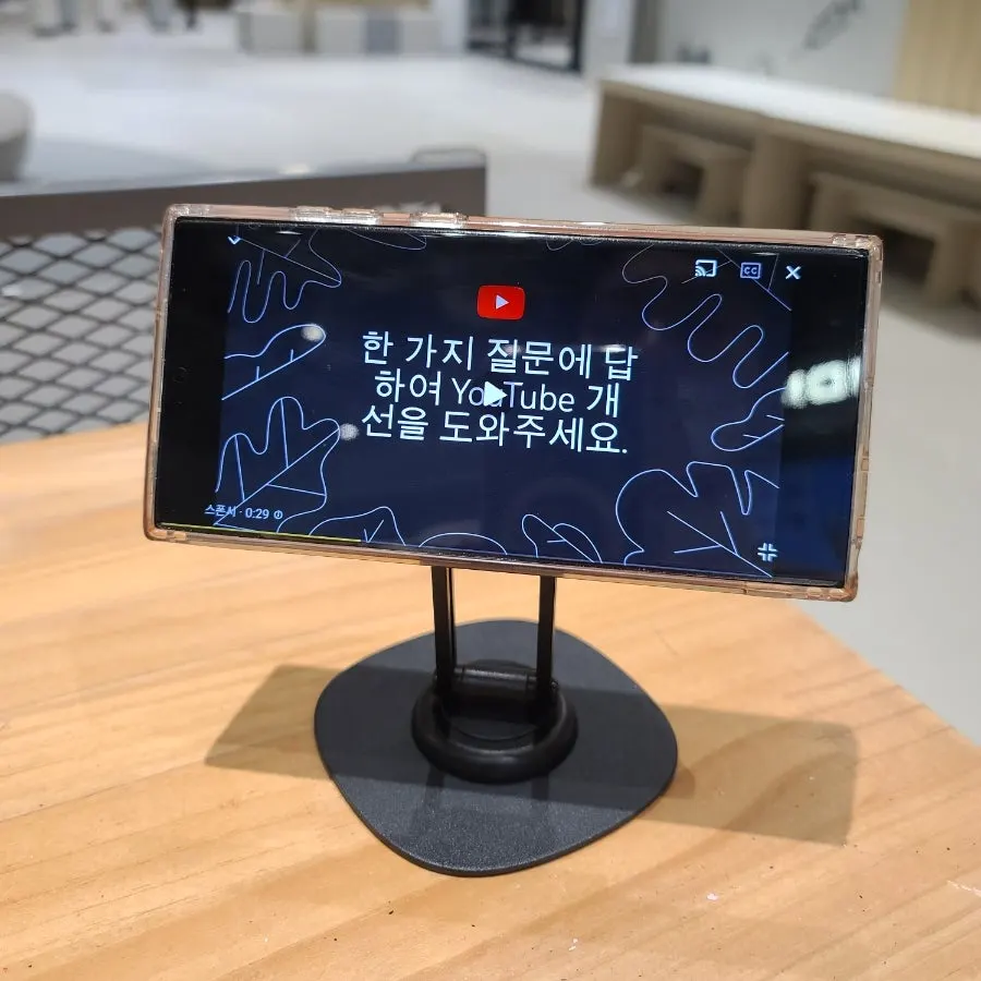 받침판으로 휴대폰을 지지하는 비티냐 거치대