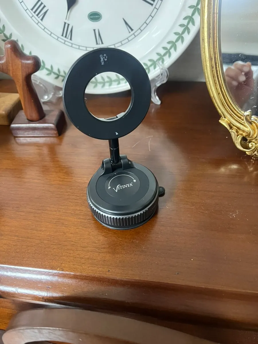 진공 흡착 다이얼 차량 거치대