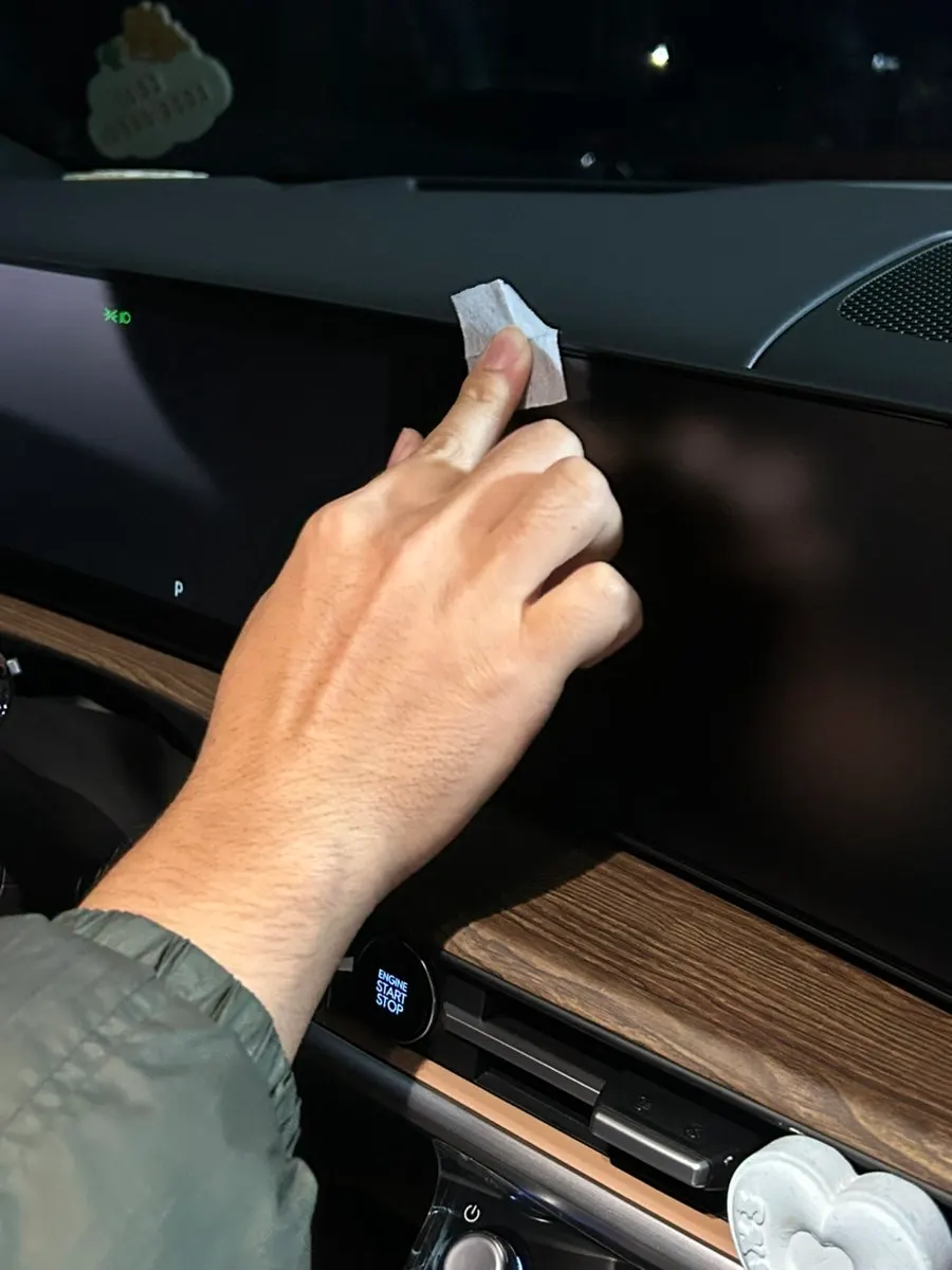 How to attach the car mount