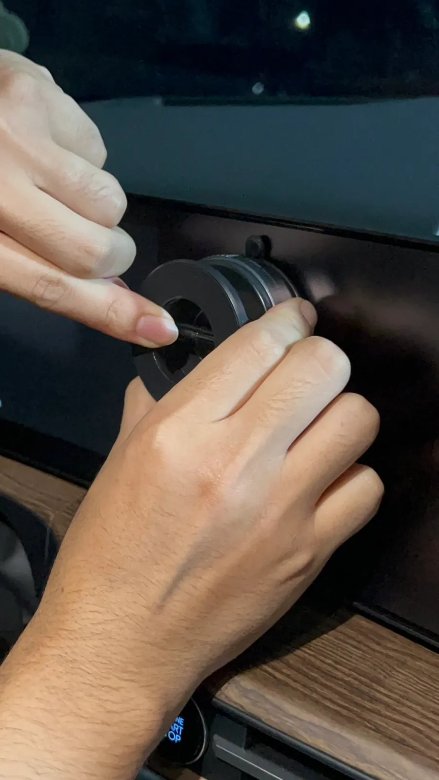 Mount attached by turning the dial