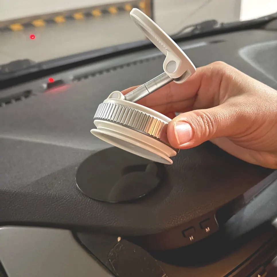 Car phone mount attaching with its dial