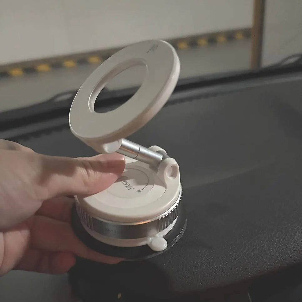 Using the MagSafe car phone mount