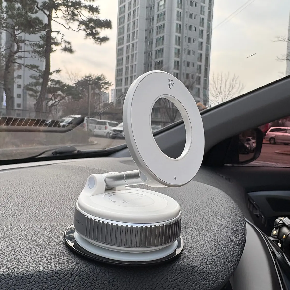 Vitinya MagSafe mount viewed from the side