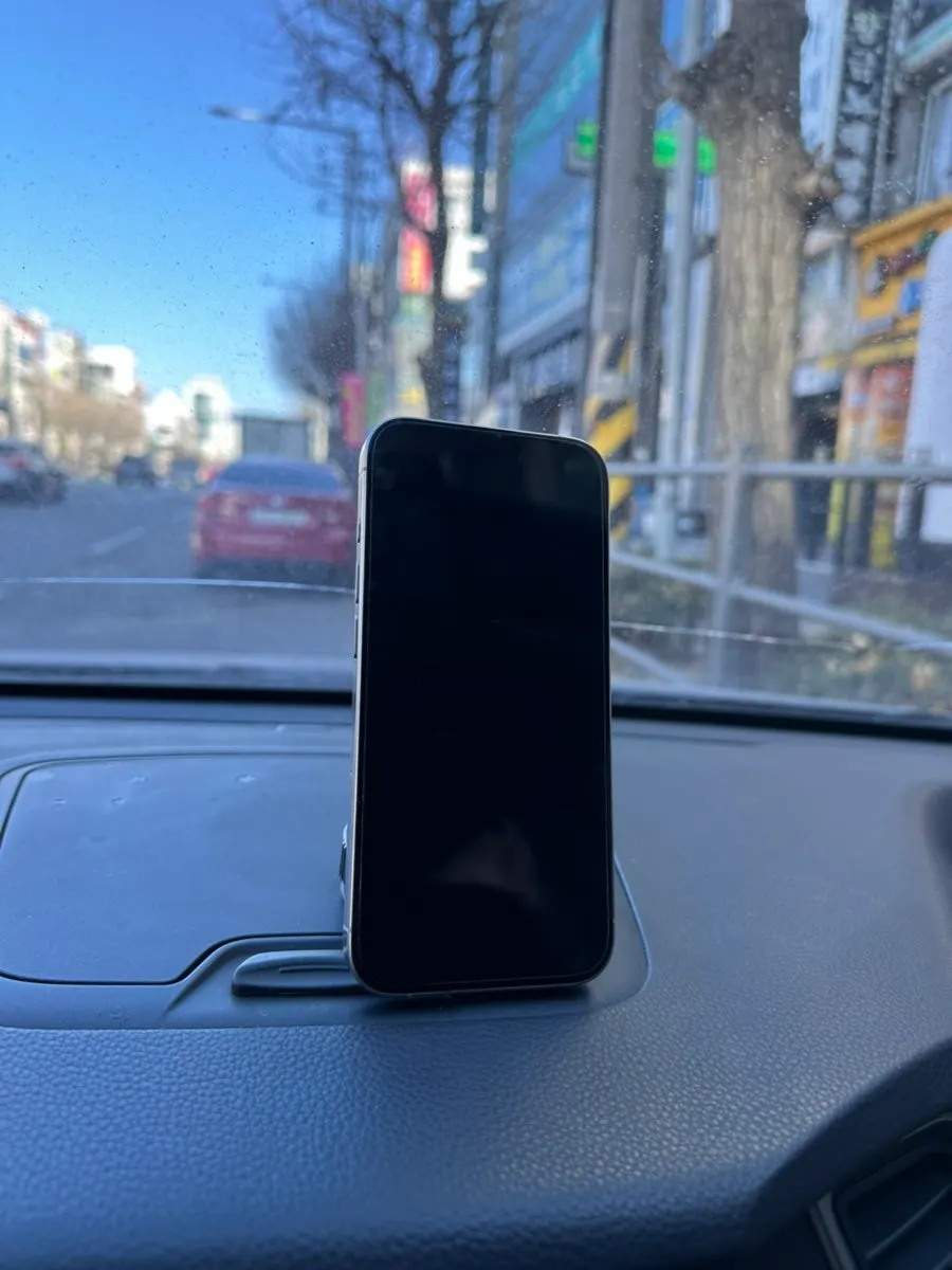 Car phone mount with a vacuum-suction dial