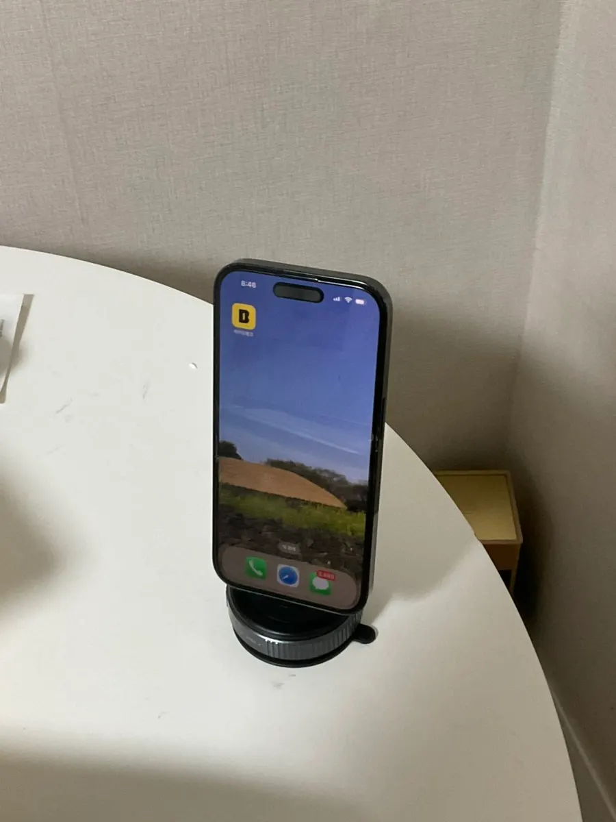 Black MagSafe car phone mount