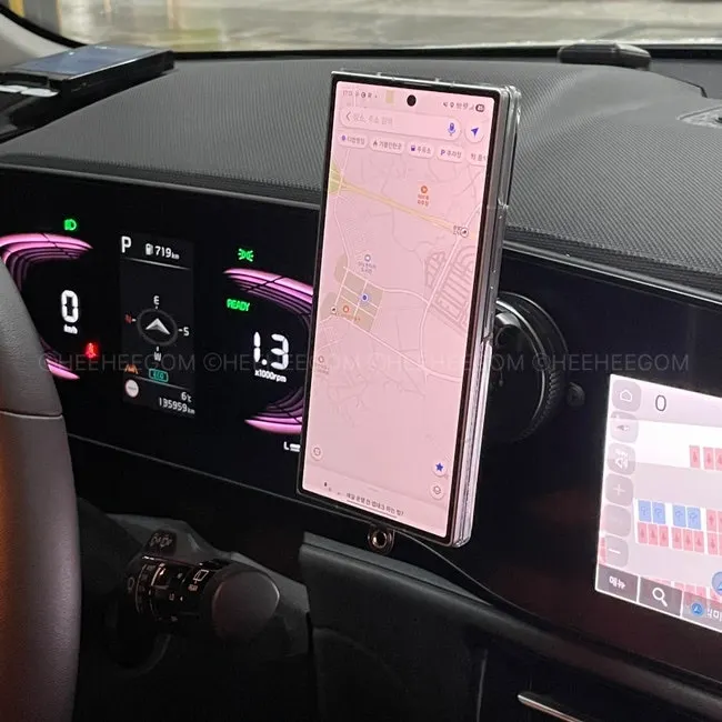 Suction installation on a car dashboard