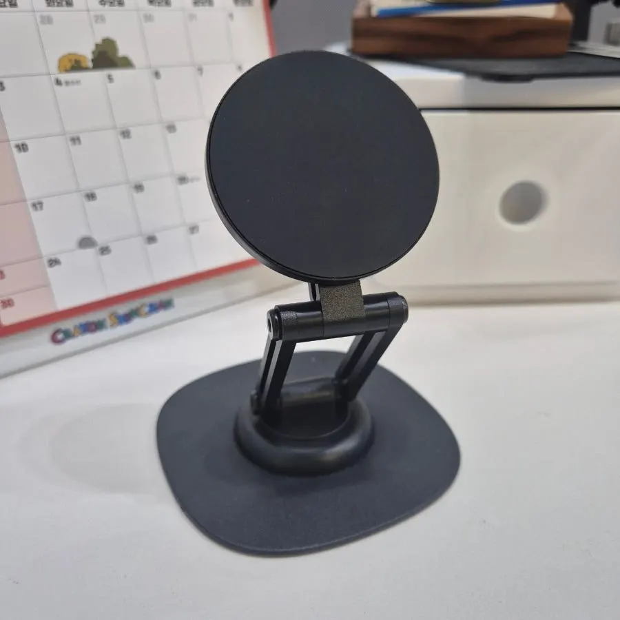 MagSafe stand with smooth 360-degree rotation
