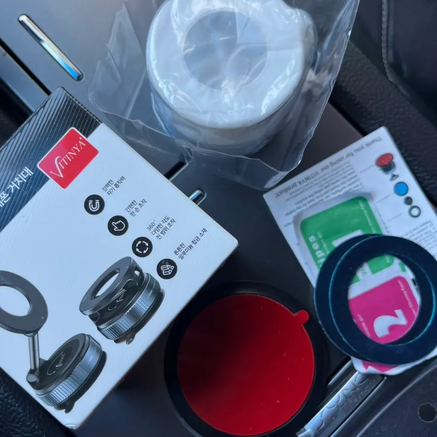 Phone mount with dial-operated suction lock