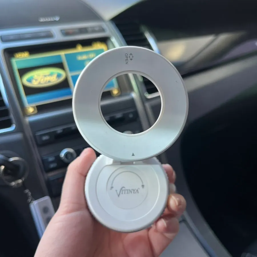 Portable phone mount that fits in one hand