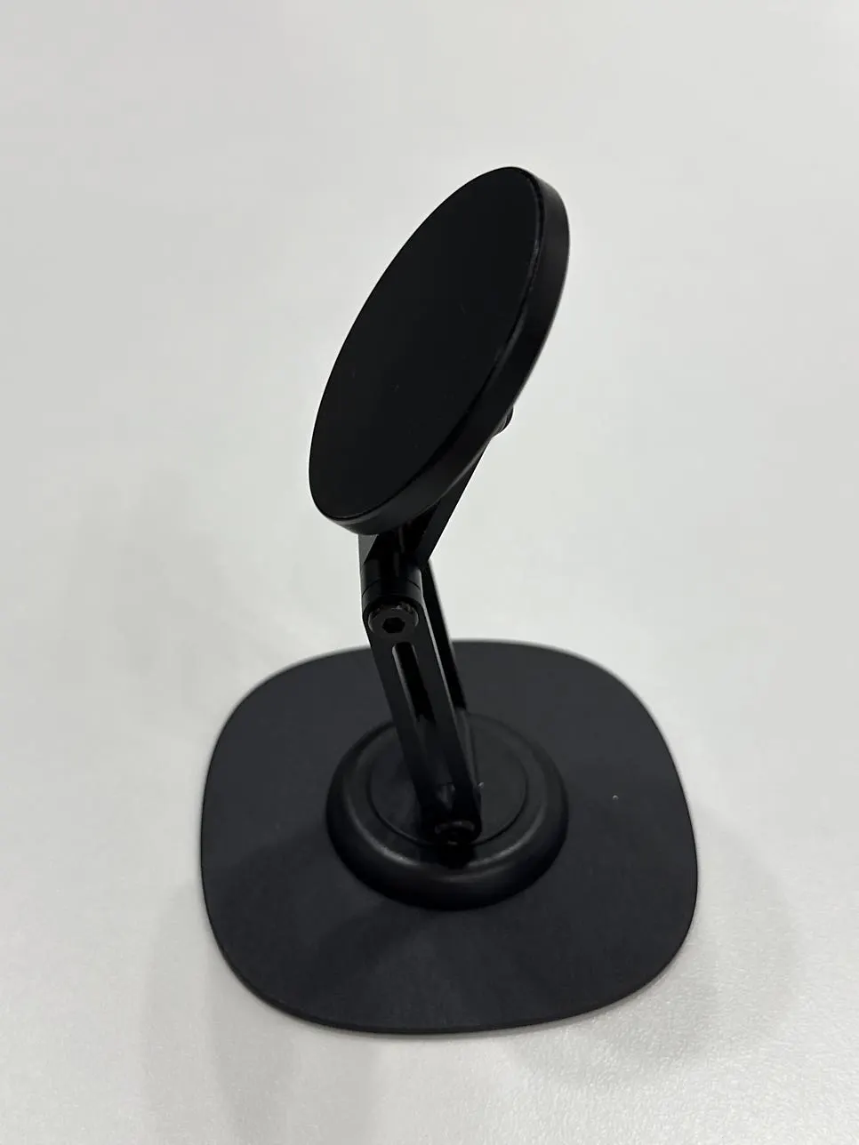 Vitinia stand with an angle that can be changed for the device