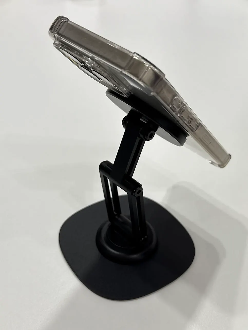 Vitinia portable stand with a rotating magnetic section