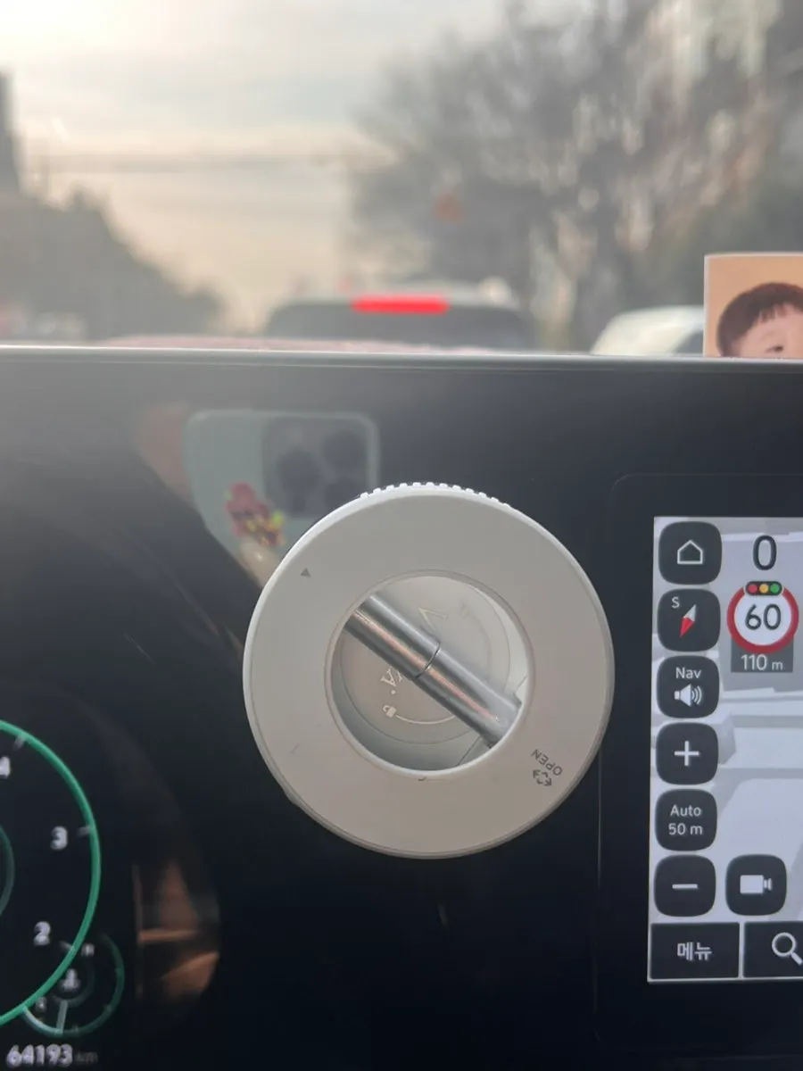 Using the detachable MagSafe mount