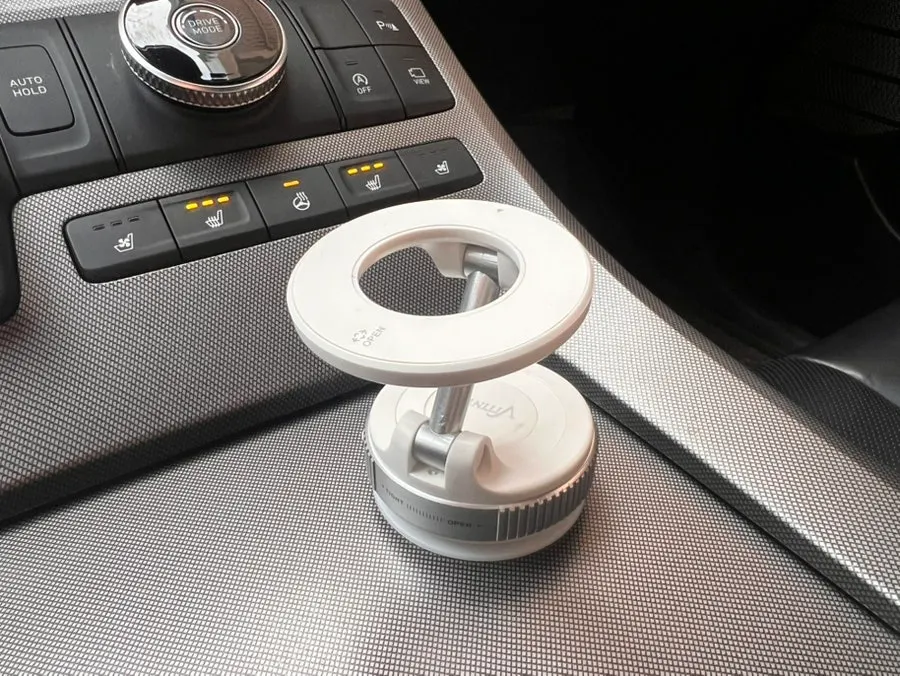 Car phone mount with adjustable angle