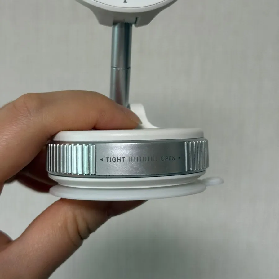 Mount with a vacuum suction dial