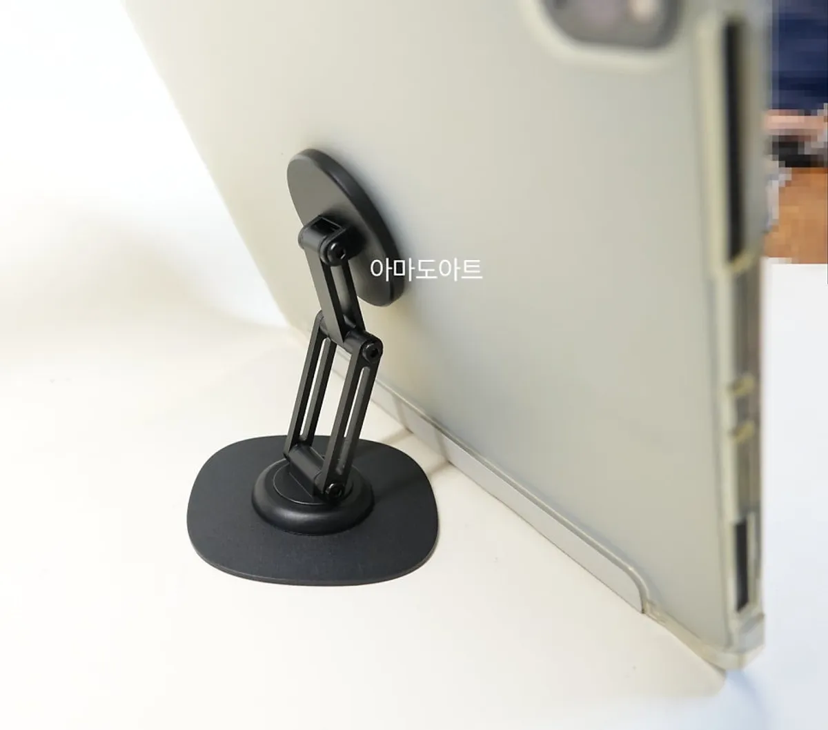 Using the 360-degree rotating MagSafe stand