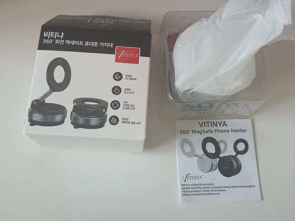 MagSafe mount with 360° rotation and a folding design