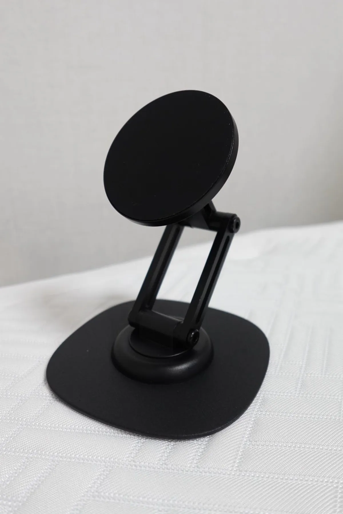 Portrait view of the 360-degree rotating MagSafe stand