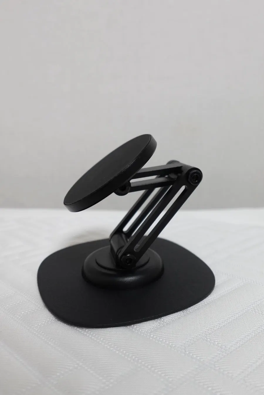 Portrait product photo of the Vitinya phone stand