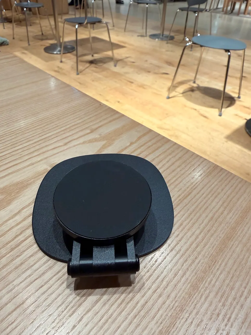 Stand and MagSafe ring contents
