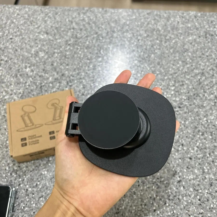 Foldable stand that is easy to carry