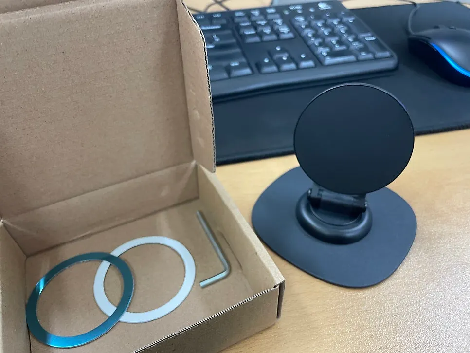Minimalist MagSafe stand design