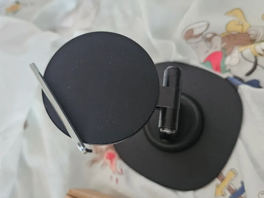 MagSafe stand with a circular magnet arrangement