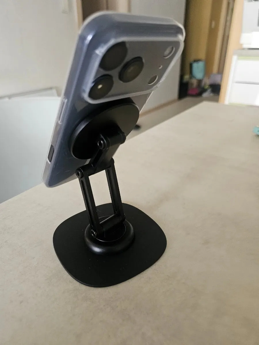 Stand aligning with an iPhone’s magnetic structure